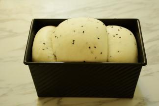 面团发酵至吐司模八分满，预热烤箱150度。