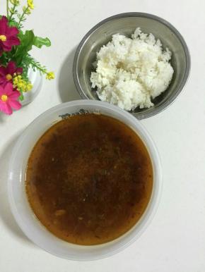 刚刚从冰箱里拿出来的酸菜牛肉汤和剩米饭！
