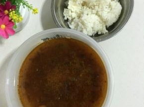 刚刚从冰箱里拿出来的酸菜牛肉汤和剩米饭！
