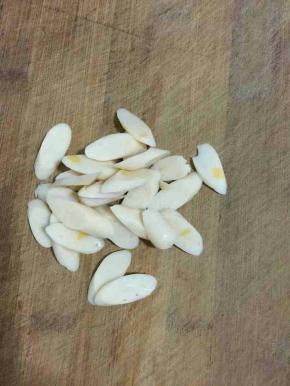 鱼肠去肠衣，切成薄片备用！
