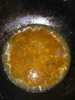 锅烧热，把酸菜牛肉汤放进去煮开！
