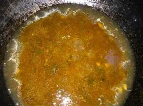 锅烧热，把酸菜牛肉汤放进去煮开！
