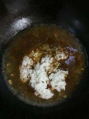 把剩米饭倒进去继续加热！
