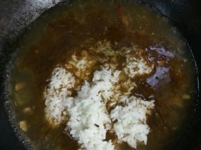 把剩米饭倒进去继续加热！
