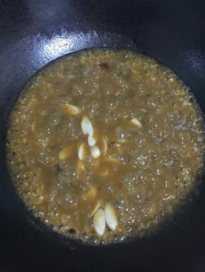 把切好的鱼肠放进锅里煮！
