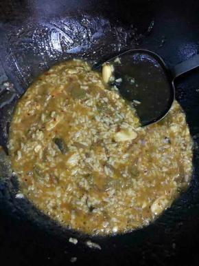 起锅前加入适量的鸡精调味即可！

