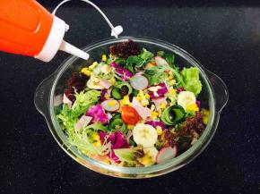 挤入沙拉酱