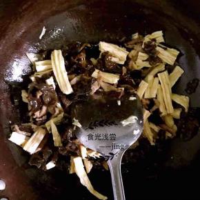 5.待肉丝七分熟时，放入腐竹和木耳加适量盐及十三香翻炒，然后加入一些开水，这样滋味能更好的进入腐竹，吃的时候腐竹里有些许汤汁，非常美味！
