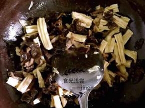 5.待肉丝七分熟时，放入腐竹和木耳加适量盐及十三香翻炒，然后加入一些开水，这样滋味能更好的进入腐竹，吃的时候腐竹里有些许汤汁，非常美味！