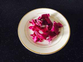 紫甘蓝撕成小片