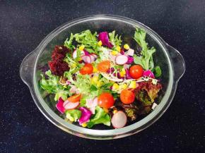 放入小番茄、玉米粒