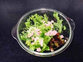 撒上火腿碎