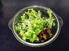 容器中先铺上苦苣、生菜、紫叶生菜、冰草