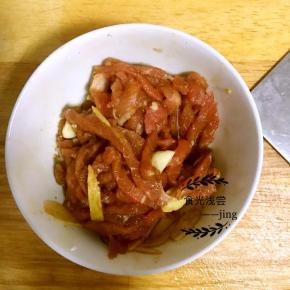 2.牛里脊切丝，加少许盐，葱姜蒜，生抽，十三香及淀粉拌匀，腌制十分钟！