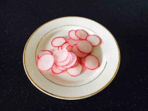 小水萝卜切成薄片