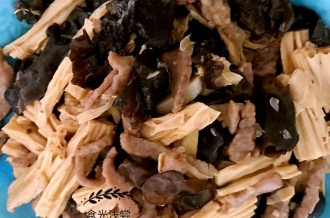 腐竹木耳炒肉