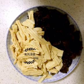 3.将泡发好的腐竹木耳洗净，腐竹切段，木耳撕小朵装盘待用。