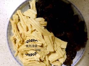 3.将泡发好的腐竹木耳洗净，腐竹切段，木耳撕小朵装盘待用。