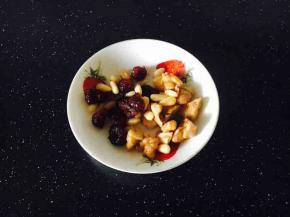 干果：松仁、核桃仁切碎、蔓越梅切碎、葡萄干洗干净