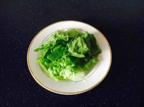 生菜撕成小片
