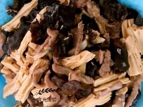 6.待汤汁快要收尽时，加入青红椒丝，翻炒片刻即可装盘享用了(我家青红椒没有了，所以没加)，加了的话菜的颜值会更好些！