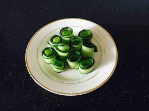 黄瓜先用刮皮刀刮成薄片，再卷成卷。