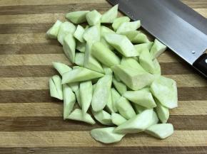 1、丝瓜去皮后切成滚刀块。