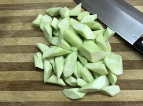 1、丝瓜去皮后切成滚刀块。