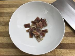 2、火腿肉洗净切薄片。