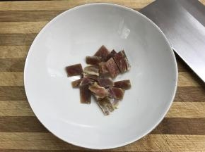 2、火腿肉洗净切薄片。