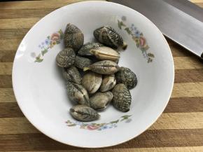 3、花蛤清洗干净。