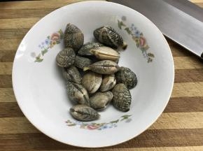 3、花蛤清洗干净。