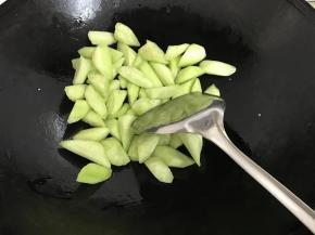 4、先把丝瓜加少许油炒一下。待用。