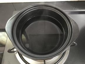 5、砂锅中加入适量清水。