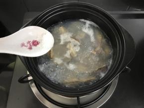 7、放入料酒，再加入少许盐。