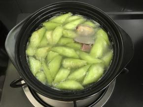 8、等花蛤张开口煮到汤汁略为泛白，加入丝瓜，煲3分钟即可。