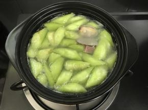 8、等花蛤张开口煮到汤汁略为泛白，加入丝瓜，煲3分钟即可。