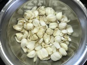 1、把买回来的新鲜百合洗净。