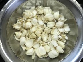 1、把买回来的新鲜百合洗净。