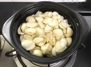 3、加入没过百合的清水。