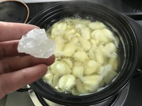 4、等水开的后加入老冰糖。