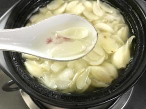 6、等到百合呈透明状就可关火。