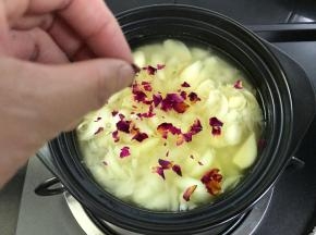 7、再加入几朵干的玫瑰花就可以了。