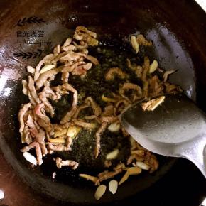 4.热锅，加适量植物油，烧热后放入腌制好的肉丝翻炒。