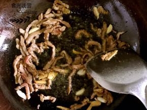 4.热锅，加适量植物油，烧热后放入腌制好的肉丝翻炒。