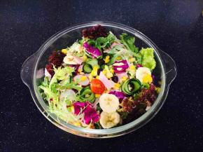 放入香蕉片和剩下的蔬菜