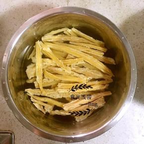 1.提前泡发木耳和腐竹
