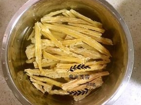 1.提前泡发木耳和腐竹