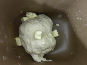 揉制成团后，加入黄油，揉制黄油完全吸收