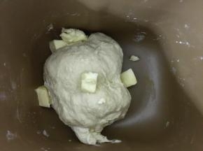 揉制成团后，加入黄油，揉制黄油完全吸收